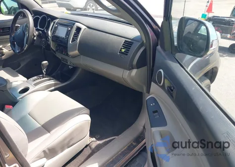 2015 Toyota Tacoma Base V6 z USA, uszkodzony, nr VIN 3TMLU4EN1FM177255